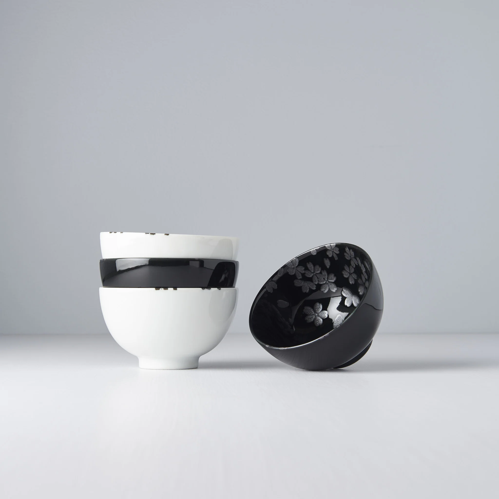 Black & white sakura 4 piece boxed bowl set 11.5cm - Image 2