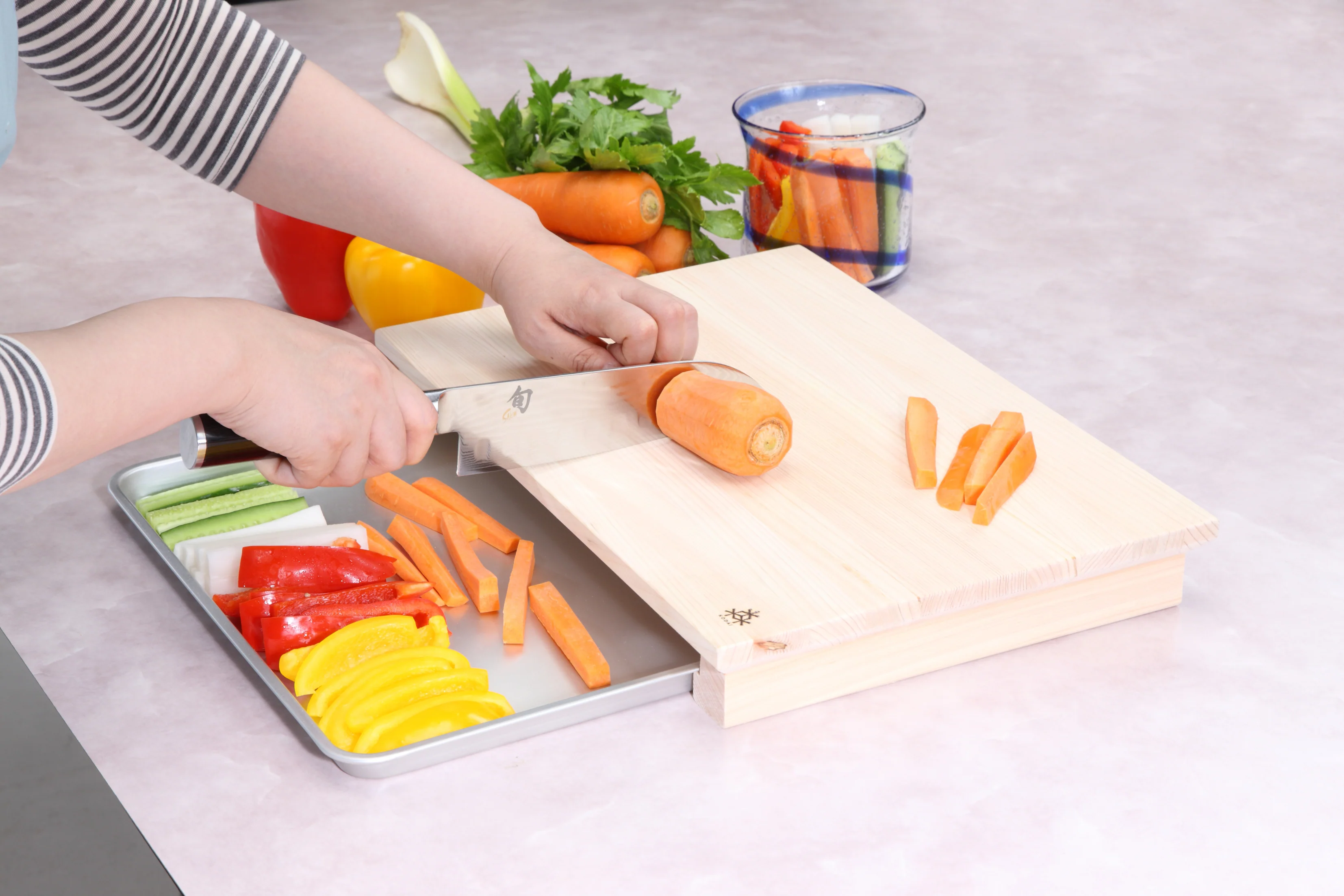 Hinoki Cutting Board with Tray Small - Image 2